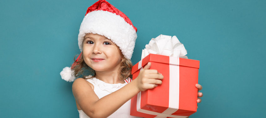 Flicka med julklapp