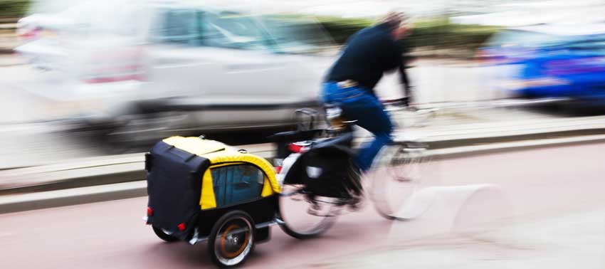 Cyklist p&aring; cykelbana med st&ouml;td&auml;mpande bel&auml;ggning
