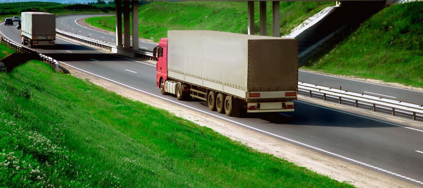 lastbil p&aring; v&auml;g