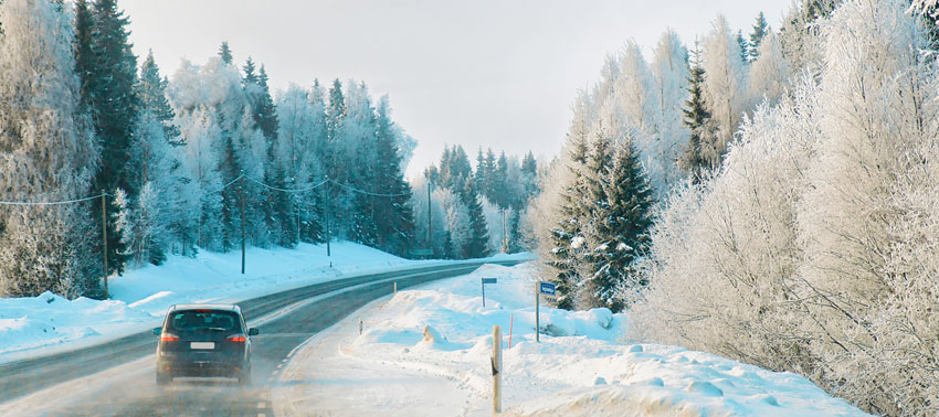bilv&auml;g i vinterlandskap