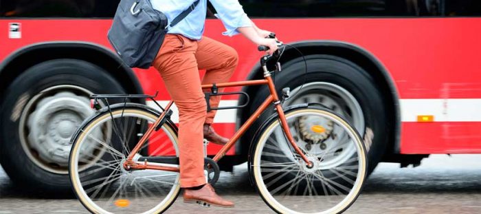 cyklist framf&ouml;r buss