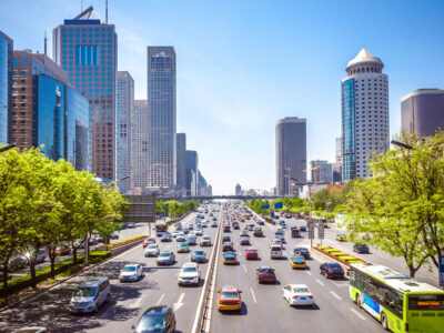 Motorv&auml;g genom storstad. Vad h&auml;nder mes transporterna efter klimatm&ouml;tet?