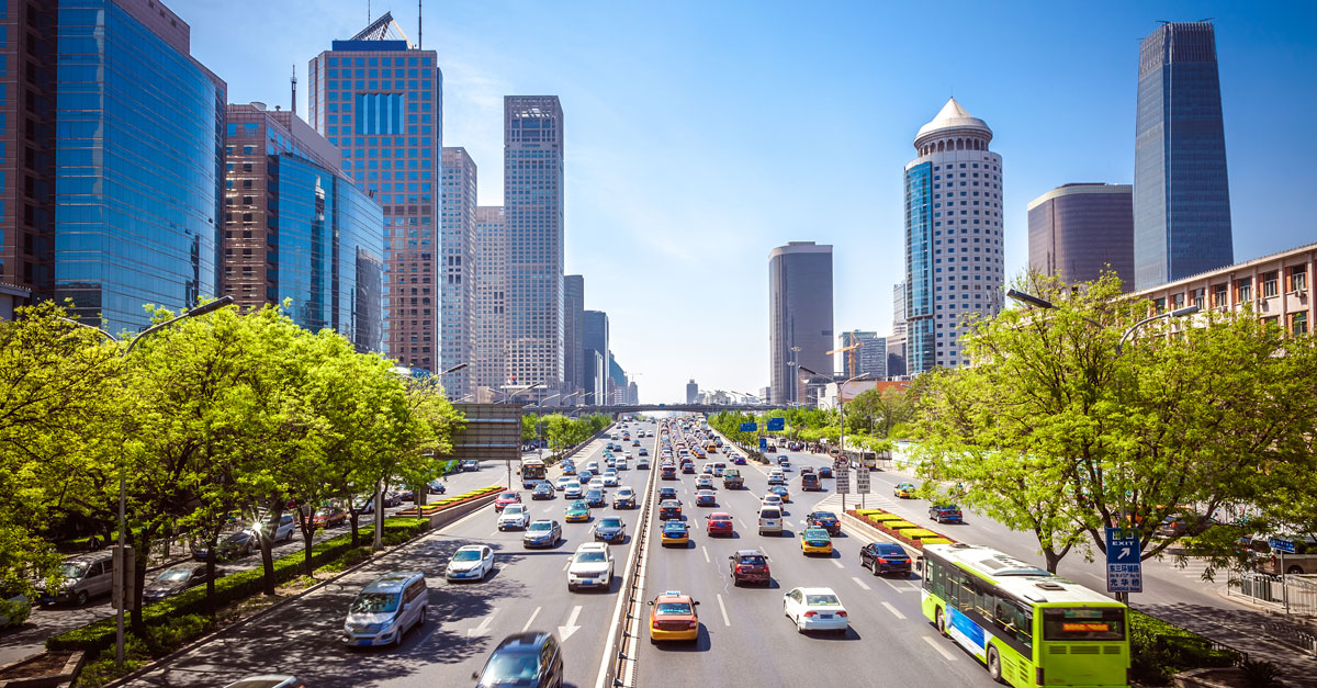 Motorv&auml;g genom storstad. Vad h&auml;nder mes transporterna efter klimatm&ouml;tet?