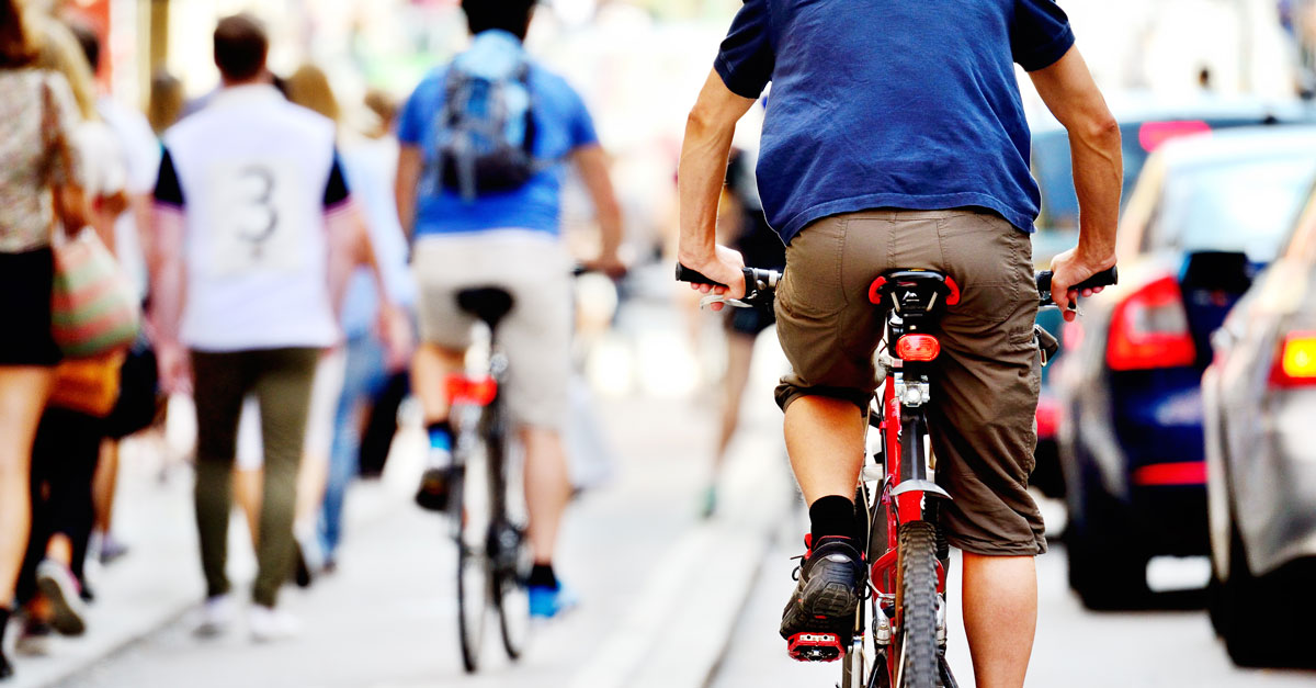 fotg&auml;ngare och cyklister i stan