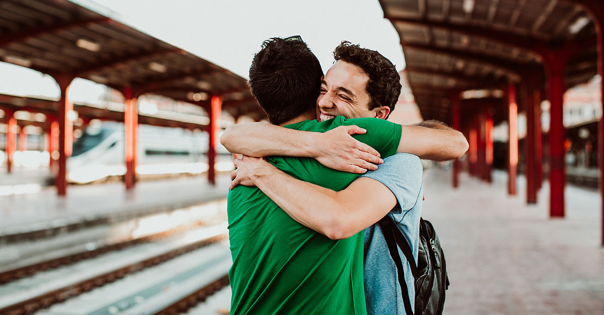 Tv&aring; m&auml;n kramas p&aring; t&aring;gstation