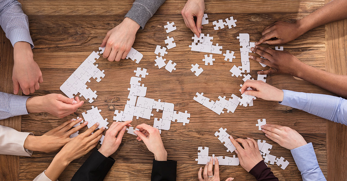 pusselbitar, h&auml;nder, hand, pusselbit