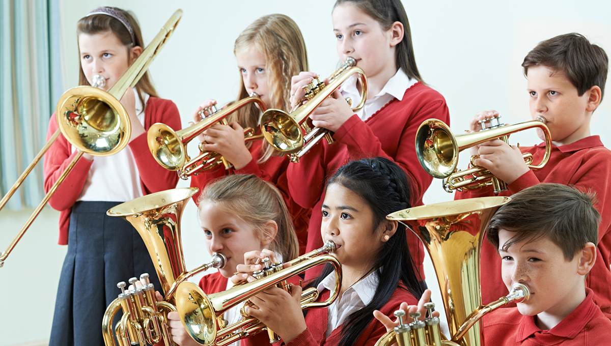 en bl&aring;sorkester barn