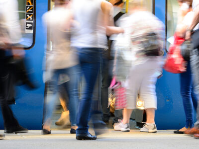 M&aring;nniskor som g&aring; ombord p&aring; t&aring;g. En &aring;tg&auml;rdsvalsstudie unders&ouml;ker tillg&auml;ngligheten med kollektivtrafik i S&ouml;dert&auml;lje.