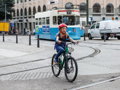 Cyklande flicka i G&ouml;teborg