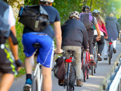 Cyklister p&aring; cykelbana, alla cyklar i samma riktning