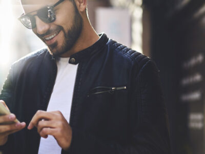 Man med mobil - G&ouml;r det sj&auml;lv RVU