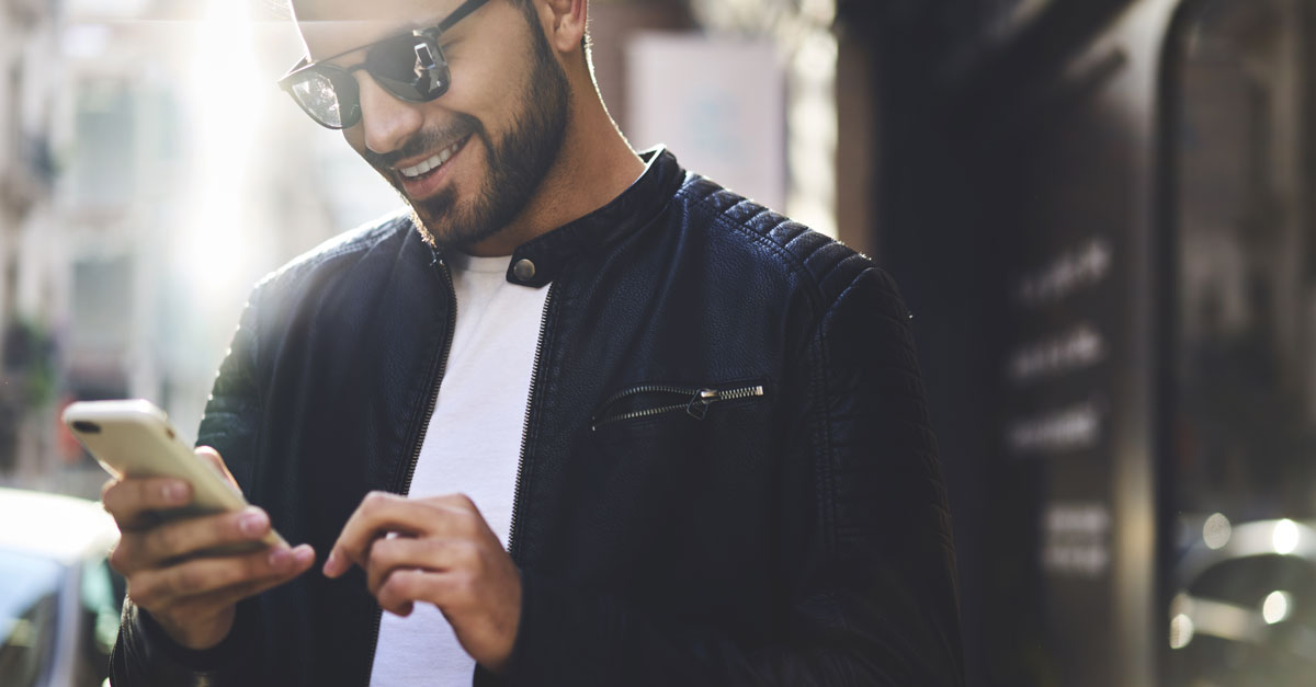 Man med mobil - G&ouml;r det sj&auml;lv RVU