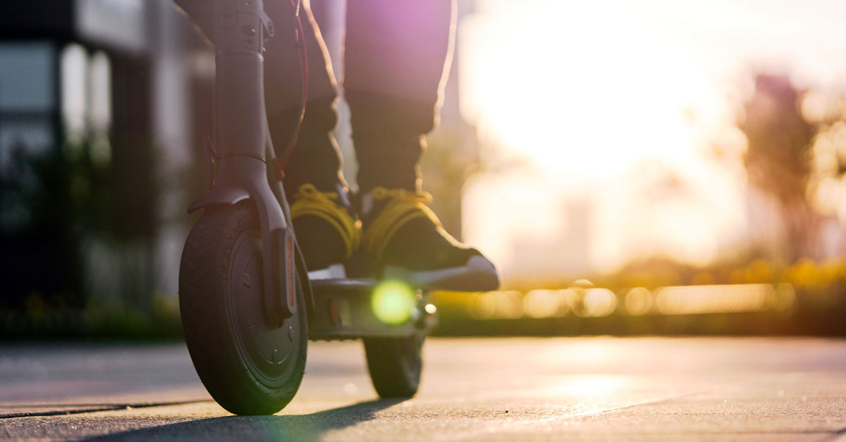 elscooter i trafiken en solig morgon - en del i kluster f&ouml;r mikromobilitet i G&ouml;teborgsregionen