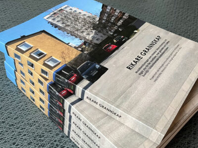 Trave med b&ouml;cker, titeln &auml;r Rikare grannskap