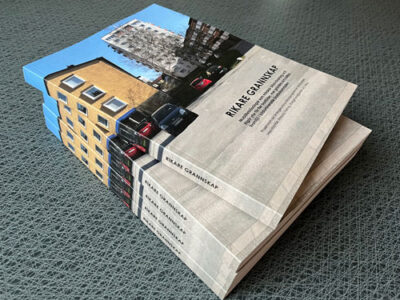 Trave med b&ouml;cker, titeln &auml;r Rikare grannskap