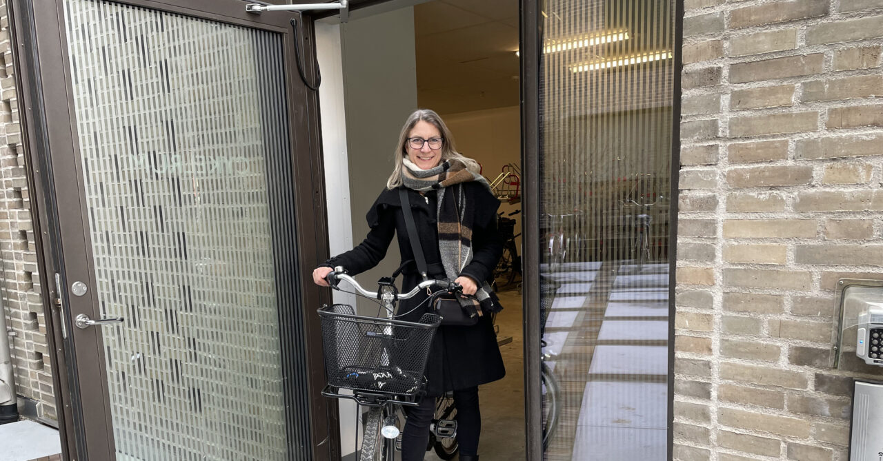 medarbetare p&aring; v&auml;g ut fr&aring;n cykelgaranget p&aring; Trivectors kontor