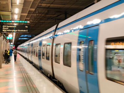 Smarta plattformsskyltar som visar bel&auml;ggningen i vagnarna testas p&aring; pendelt&aring;gsstation i Stockholm