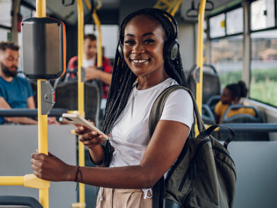 tjej som &aring;ker buss