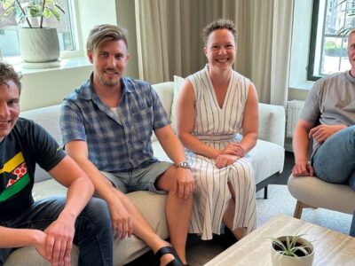 Utvecklarna bakom Travalytics sitter glada i en soffa