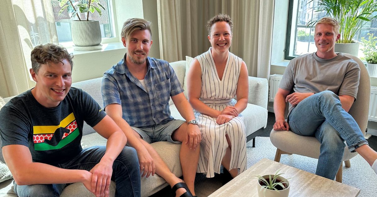 Utvecklarna bakom Travalytics sitter glada i en soffa