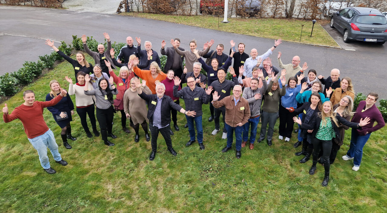 folksamling d&auml;r alla st&auml;cker upp h&auml;nderna