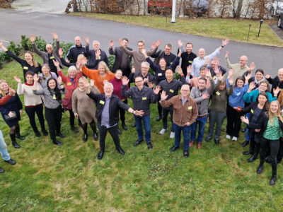 folksamling d&auml;r alla st&auml;cker upp h&auml;nderna