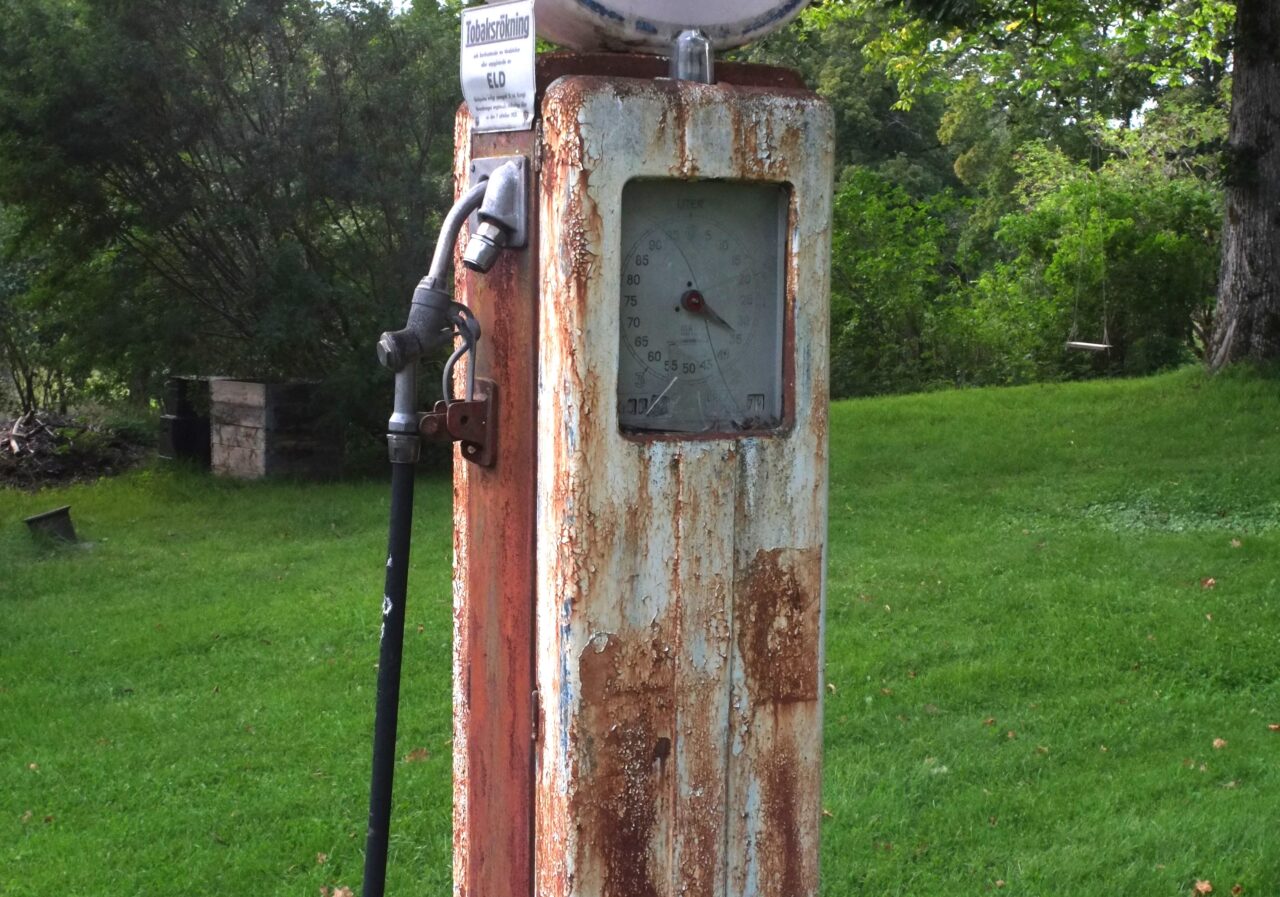 en rostig bensinpump