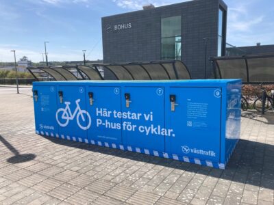 container med cykelparkering och texten h&auml;r testar vi P-hus f&ouml;r cyklar