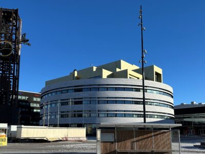 Stadshustorget i nya Kiruna centrum med det nya stadshuset Kristallen. Klocktornet till v&auml;ster i bild satt tidigare p&aring; det gamla stadshuset och flyttades till nya centrum.