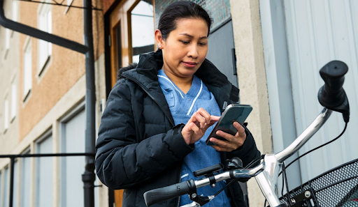 Det finns stödmaterial för företag, kommuner och andra organisationer genom Trafikverkets och Arbetsmiljöverkets Trafiksäkra verksamheten. Cykling i tjänsten är en del i det material som rör trafiksäkra resor i tjänsten.